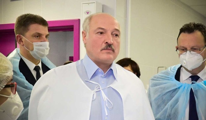 Поездки Лукашенко по больницам назвали бесполезными: Мнение белорусов не поменять