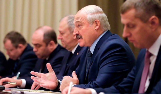 Политолог Карбалевич о планах Лукашенко: Утверждение новой конституции в Белоруссии отложили на 2025 год
