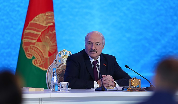 Сенатор Пушков: Лукашенко хотел быть в команде с Меркель, а "загнали" к Путину
