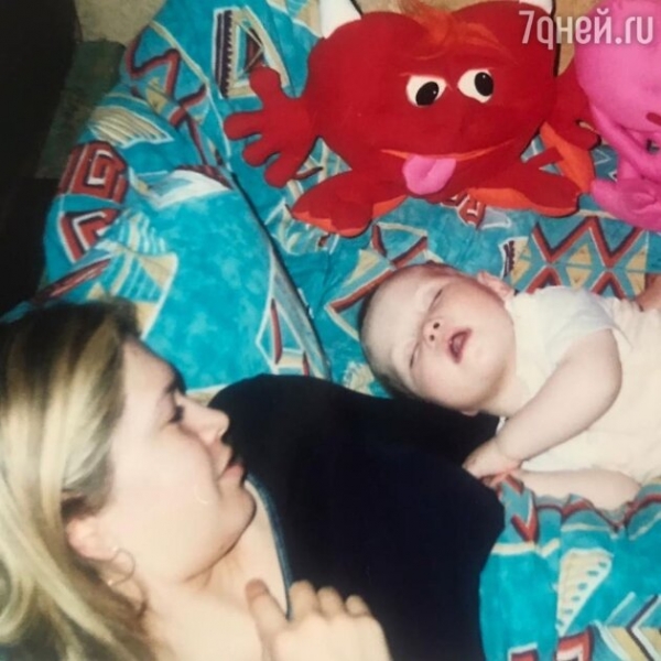 «20 лет назад мы встретились»: Брежнева поделилась редкими фото в день рождения дочери