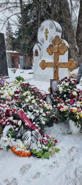 Больно смотреть: могила Табакова осталась без дорогого памятника 