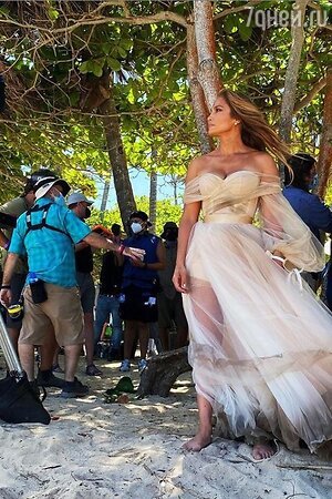 «Брак по залету»: Дженнифер Лопес поделилась фото в свадебном платье
