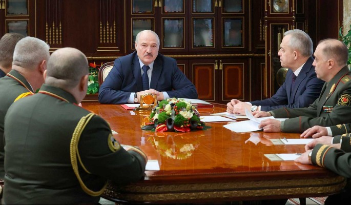 Лукашенко предупредил об угрозе "подрыва" Белоруссии изнутри: Сейчас на все зубы будут пробовать