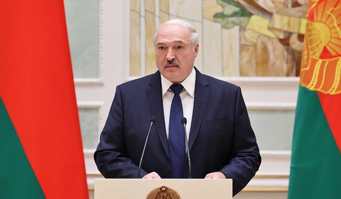 Многовекторность Лукашенко обретает второе дыхание из-за потери интереса Запада к протестам – журналист Шарапов