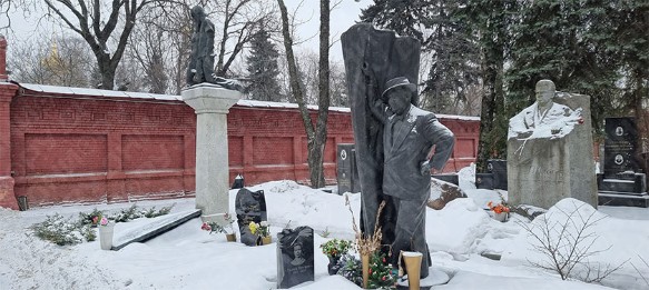 Не Кобзон: кого на самом деле похоронили вместо певца на главном кладбище страны