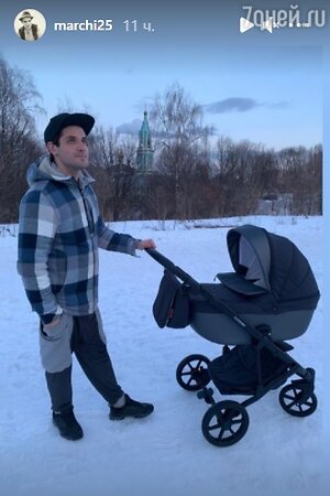 Папа на прогулке: Марк Богатырев вышел в свет с новорожденным сыном