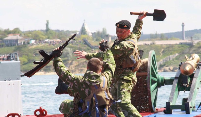"Придется гнать": Украина стягивает войска к границе с Крымом 