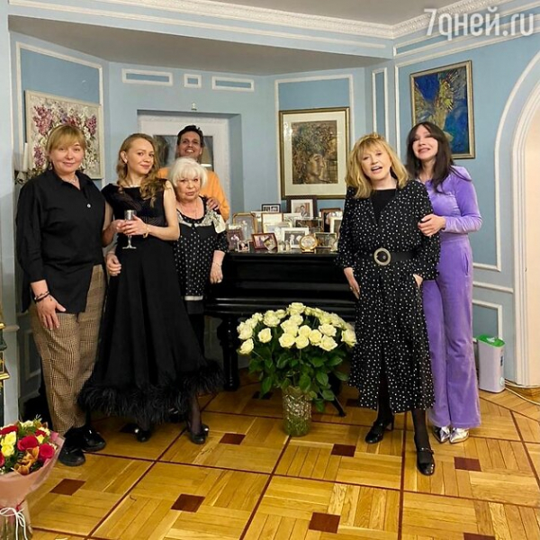 Стройнее и моложе: Пугачева в пестром платье затмила 59-летнюю Шарапову
