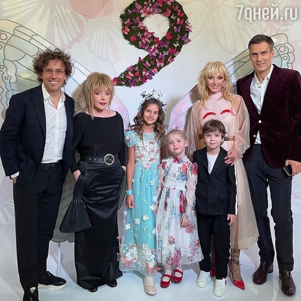 «Кристине пора к хирургу»: Пугачева затмила Орбакайте на семейном снимке
