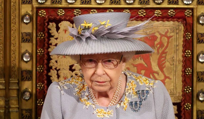 Еще одна смерть в королевском дворце: Елизавета II сокрушена