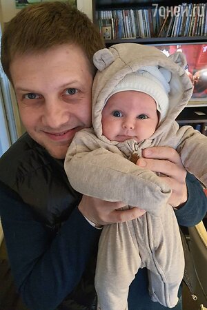 «Глазки одинаковые»: Корчевников с младенцем на руках поделился своим счастьем
