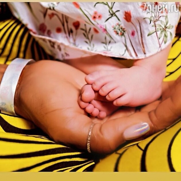Первенец в 50: Наоми Кэмпбелл показала новорожденную дочку