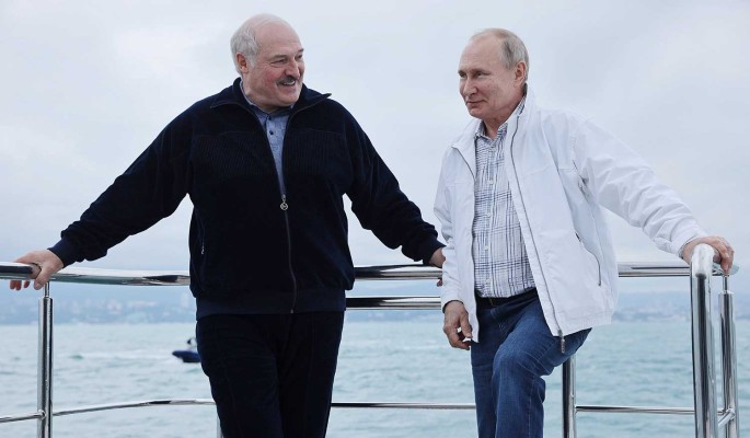 Почему Путина не было на кадрах купания Лукашенко в Черном море? Отвечает Песков 