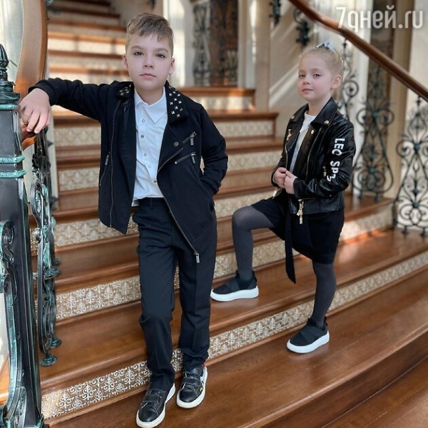 Сын возмужал, а дочка — рок-звезда: фото детей Пугачевой бурно обсуждают в Сети