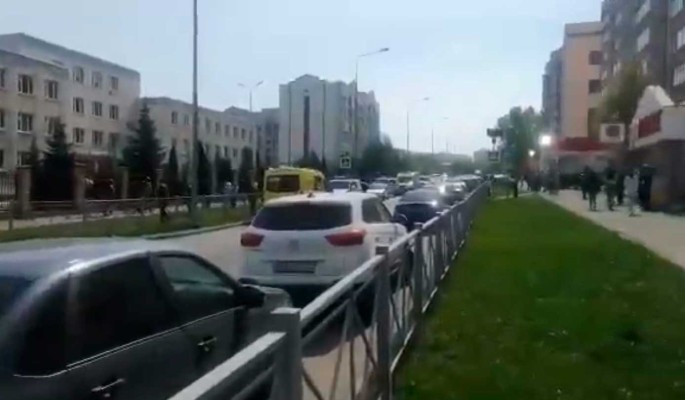 Взрыв и стрельба в школе в Казани: детей срочно эвакуируют