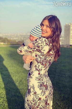 «Горячая мамочка»: друг Дарьи Жуковой показал ее фото с новорожденным сыном