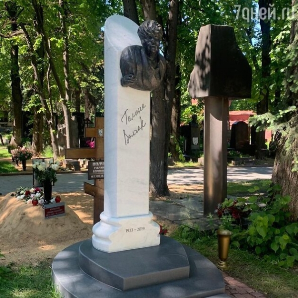 «Неудачно!» Садальский обругал памятник на могиле забытой Волчек