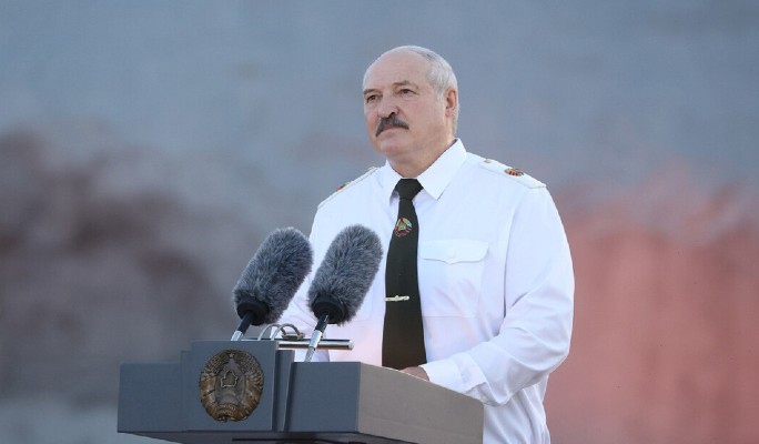 Оппозиционер Латушко: белорусы будут "отжиматься" под санкциями из-за Лукашенко 
