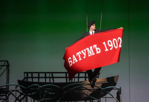 Пьющая жена Ленина и поющая Бузова: спектакль про сношающегося Сталина стал причиной скандала
