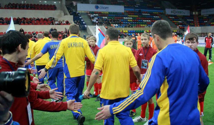 Украине хотят запретить использовать оскорбительную форму футболистов с Донбассом и Крымом 