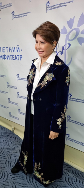 Не меняясь с годами: 63-летняя Роза Рымбаева откровенно о диетах и пластике