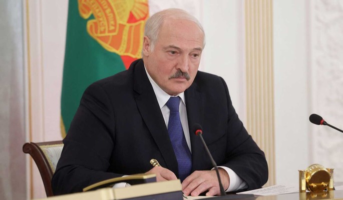 Политик Корнеенко предложил Меркель не реагировать на Лукашенко: Моська лает на слона