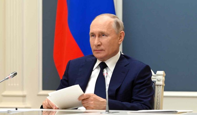 Путин за два дня подписал более 100 законов 