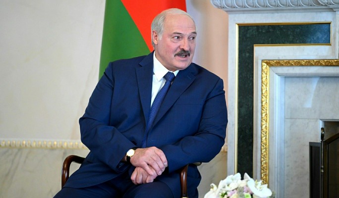 Политолог Болкунец: Лукашенко хочет усидеть на двух стульях