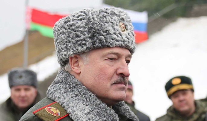 Лукашенко призвал Зеленского перестать "танцевать под дудку сидящих за океаном командиров"