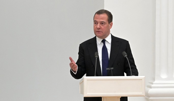 Медведев: Пора закрывать посольства на амбарные замки