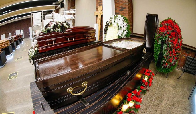 Осталось купить гроб: подробности похорон ведущего "Модного приговора" Васильева
