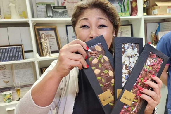 Живые бабочки, кастрюля драников и деньги в конверте: Анита Цой праздновала 51-летие несколько дней