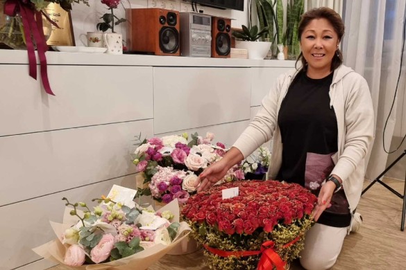 Живые бабочки, кастрюля драников и деньги в конверте: Анита Цой праздновала 51-летие несколько дней
