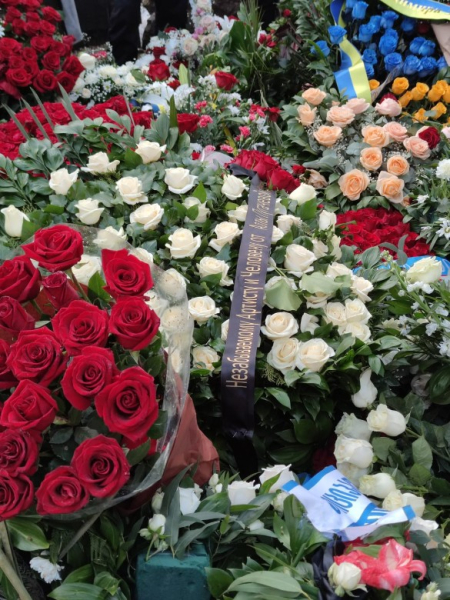 Жена иноагента Пугачева появилась на могиле Кикабидзе с главой украинских боевиков Зеленским