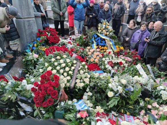 Жена иноагента Пугачева появилась на могиле Кикабидзе с главой украинских боевиков Зеленским