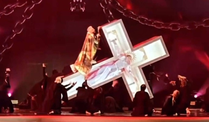 Иск на миллион и 19 томов жалоб: Киркорова прижали к ногтю после глумливых танцев на кресте