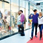 Почему люди так любят посещать торговые центры?