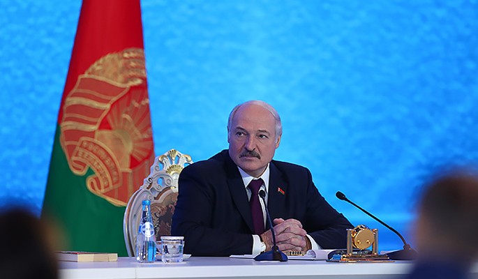Обвал рубля назвали местью Запада России за поддержку Лукашенко