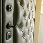 Оформление дверей искусственной кожей: плюсы