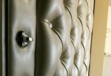 Оформление дверей искусственной кожей: плюсы