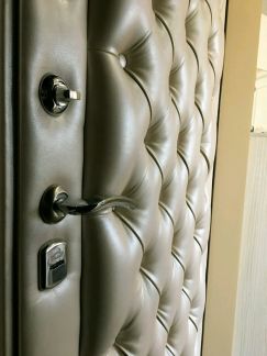 Оформление дверей искусственной кожей: плюсы