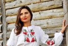 Жіночій образ в вишитому платті