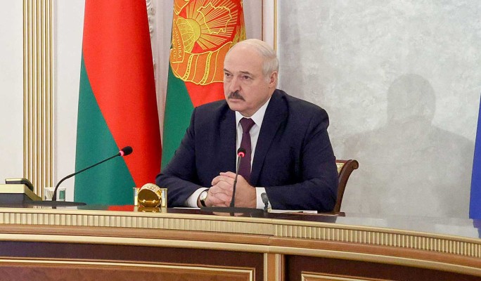 Политолог сравнил Лукашенко со старухой у разбитого корыта