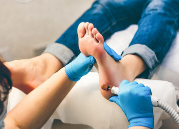 Почему необходимо регулярно делать педикюр?