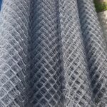 Как использовать сетку рабицу в строительстве?