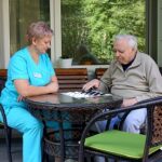 Дом престарелых: в чем плюсы?