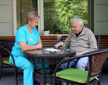 Дом престарелых: в чем плюсы?