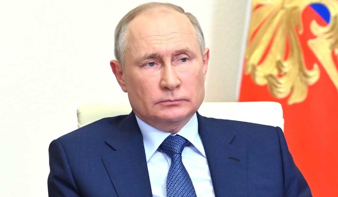 Кашель, ежедневные тесты на ковид и слухи об отставке: что происходит со здоровьем Путина