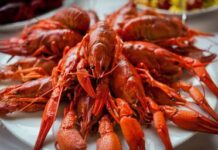 Чем полезны вареные раки для человека?