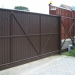 Распашные ворота: варианты конструкций